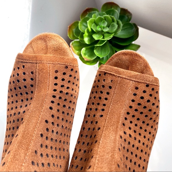 🍂 CARLOS SANTANA SUEDE LEATHER PERFORATED OPEN TOE WEDGE BOOTIES! - Picture 4 of 14